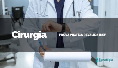 imagem ao fundo de médico com jaleco, prancheta em uma das mãos e olhando o relógio . faixa grafite com leve transparência e centralizada acima, com os textos "Cirurgia" e "Prova Prática Revalida INEP" em branco e logo do Estratégia MED no canto inferior direito
