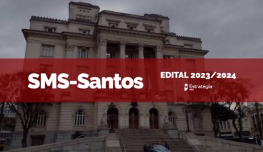 fachada da Prefeitura de Santos, com faixa vermelha acima e escrita "SMS-Santos Edital 2023/2024" em branco